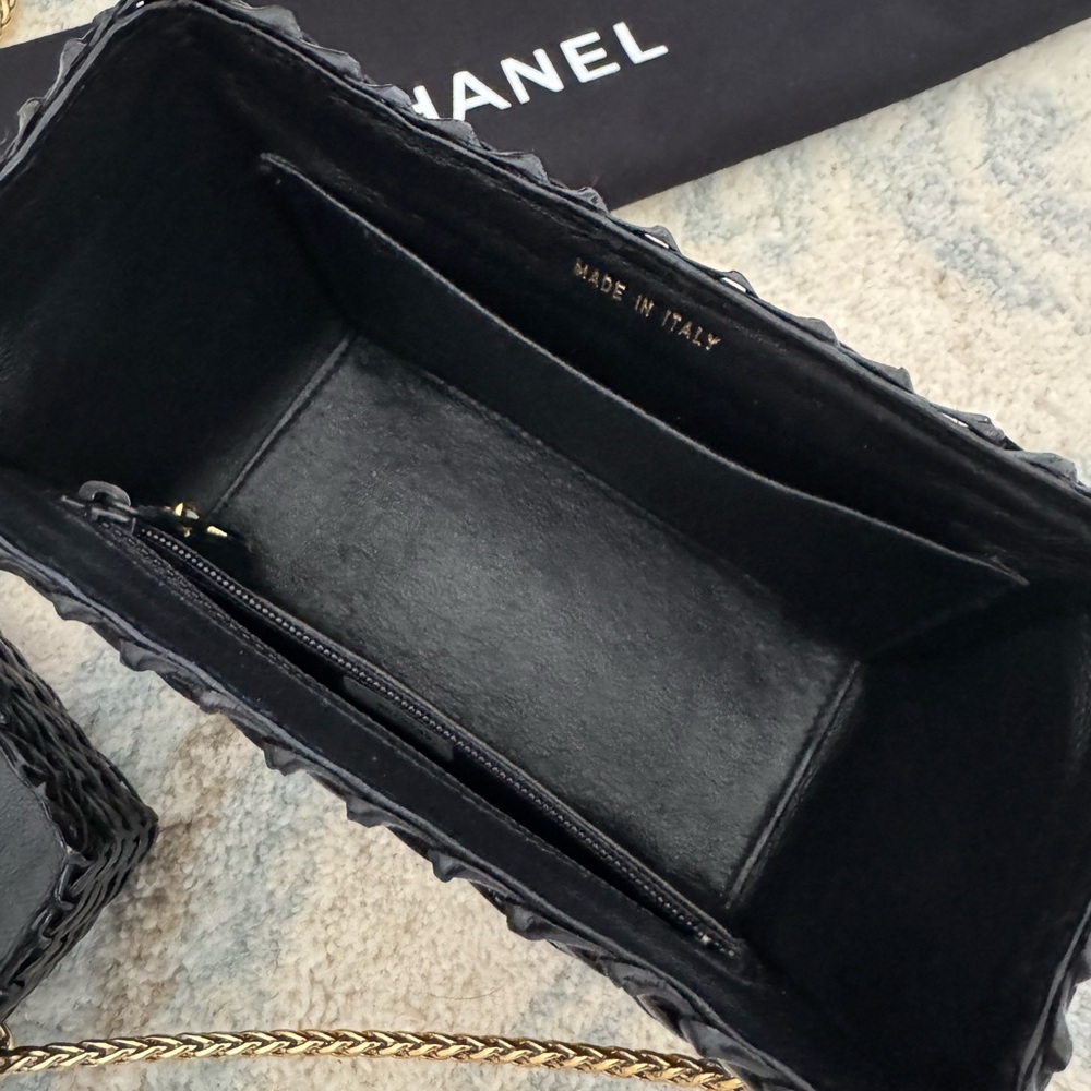 Rare! CHANEL Black Wicker Basket Bag with Gold Chain - Picture 4 of 5